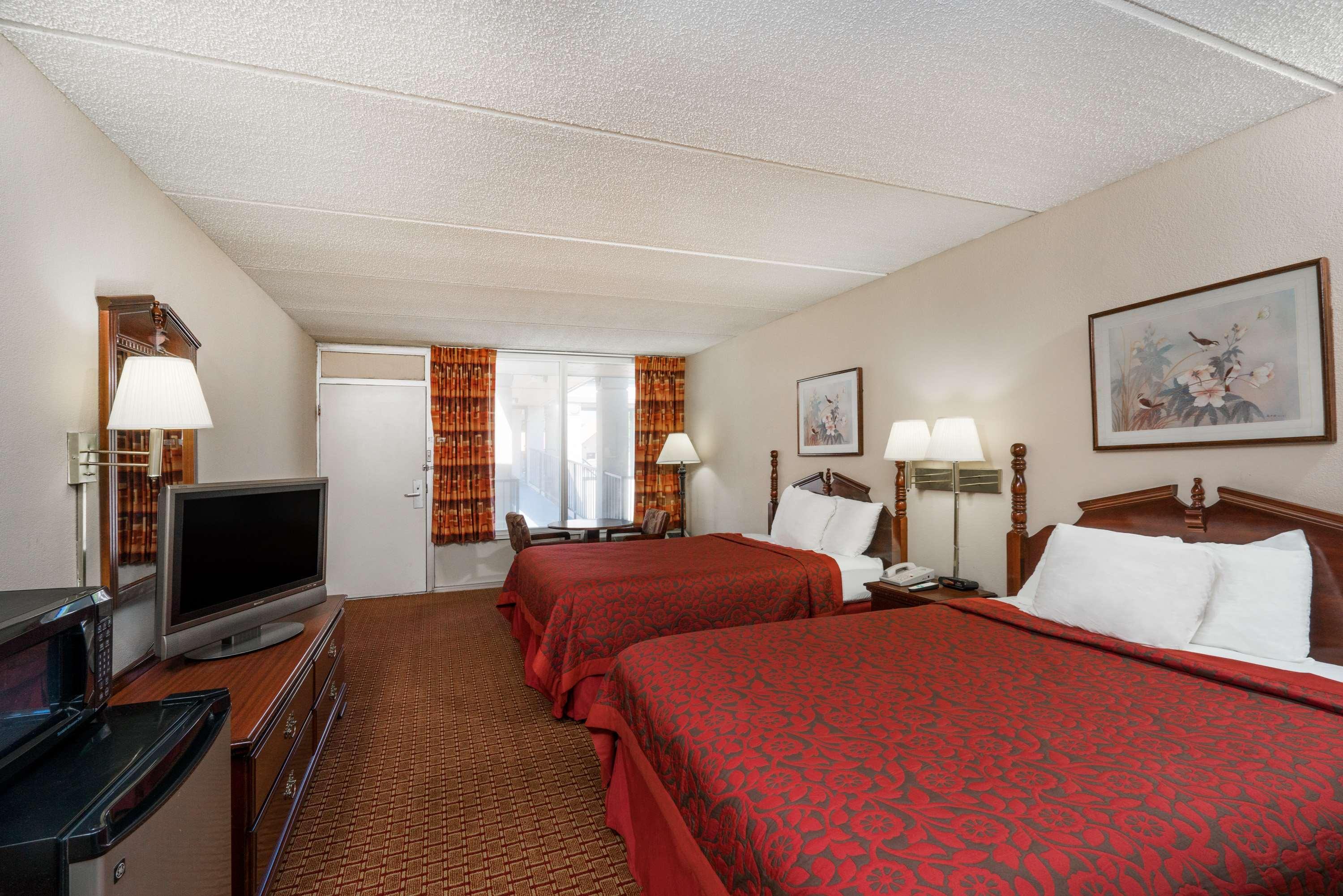 Days Inn By Wyndham Hurricane Mills Екстер'єр фото