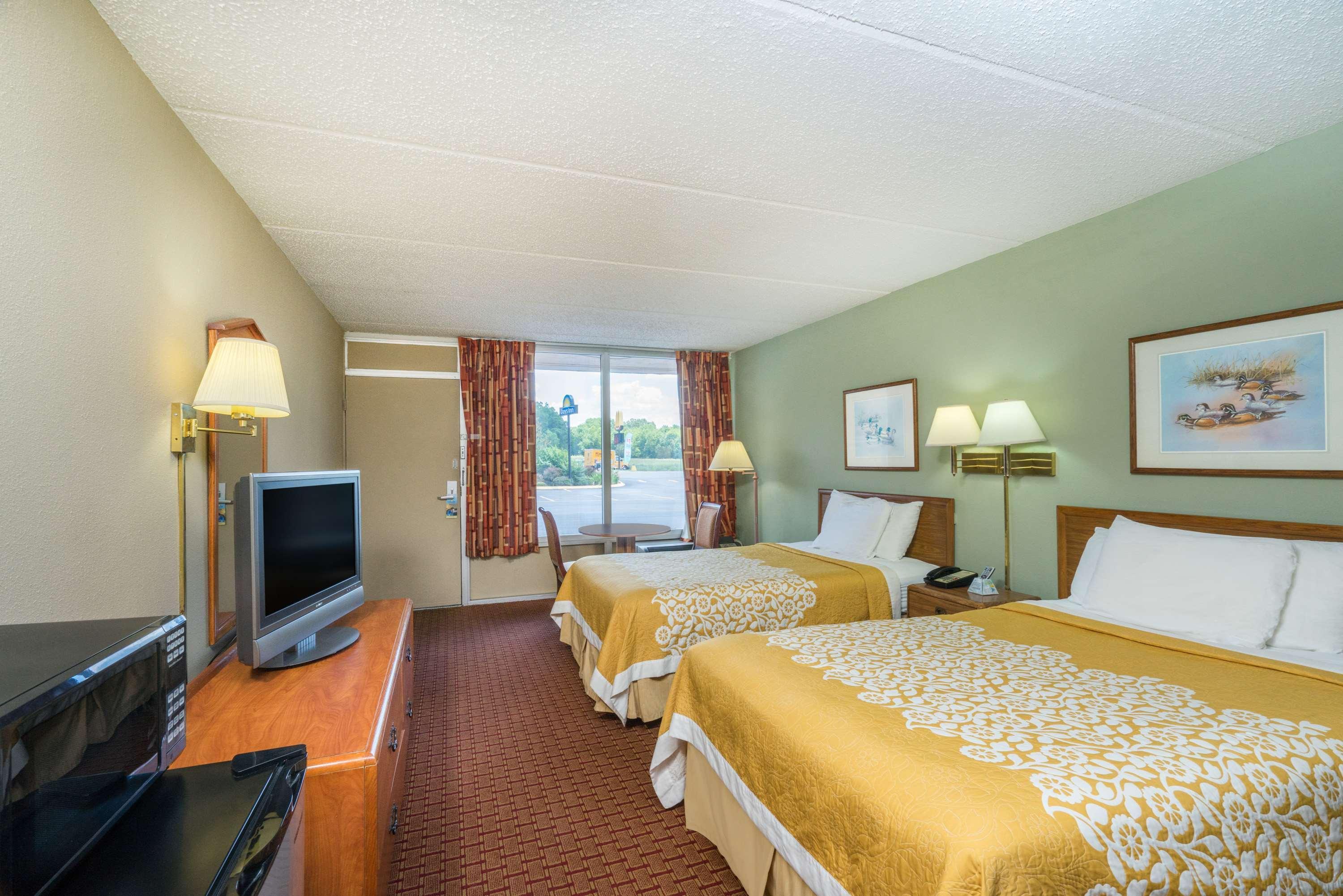 Days Inn By Wyndham Hurricane Mills Екстер'єр фото