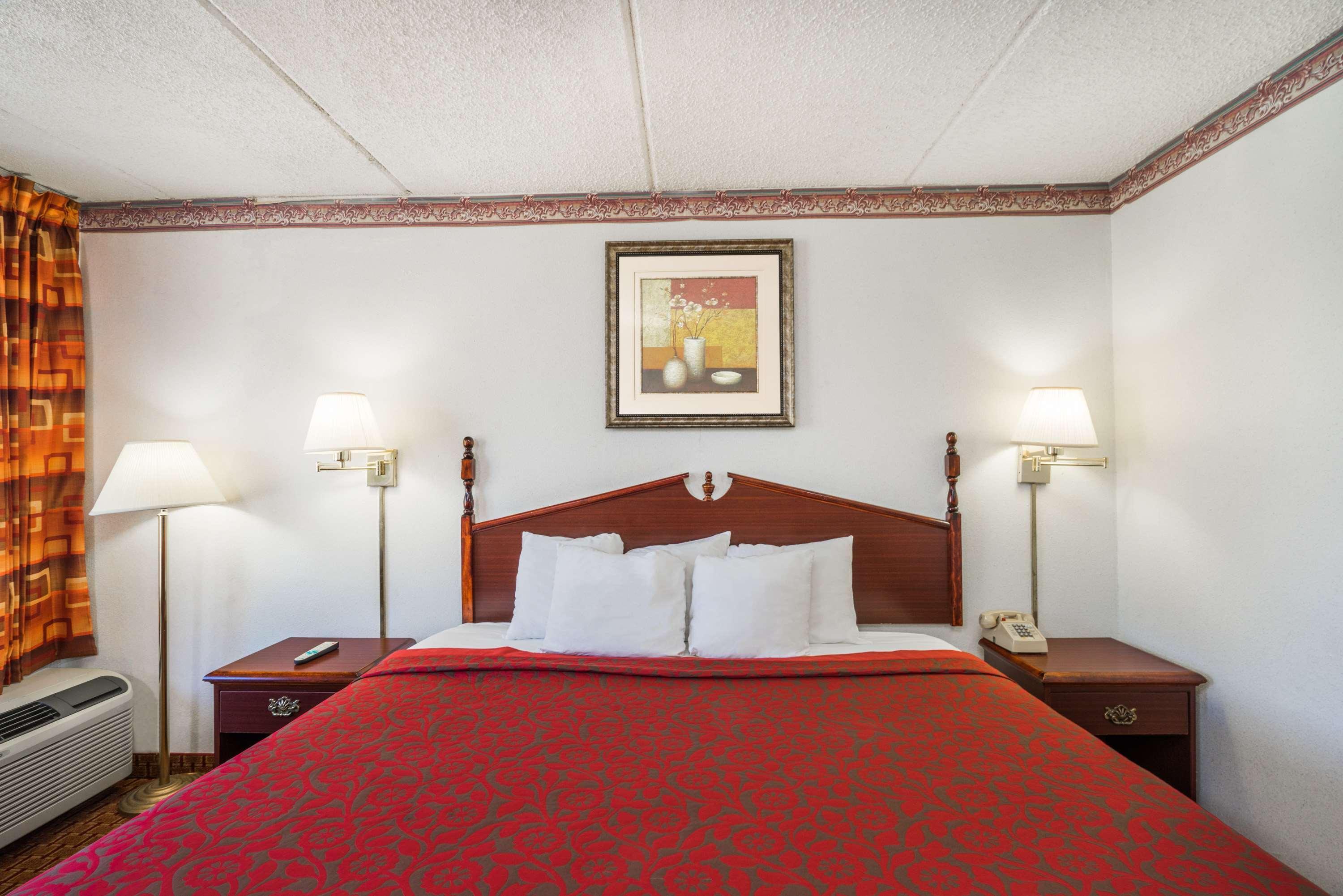 Days Inn By Wyndham Hurricane Mills Екстер'єр фото