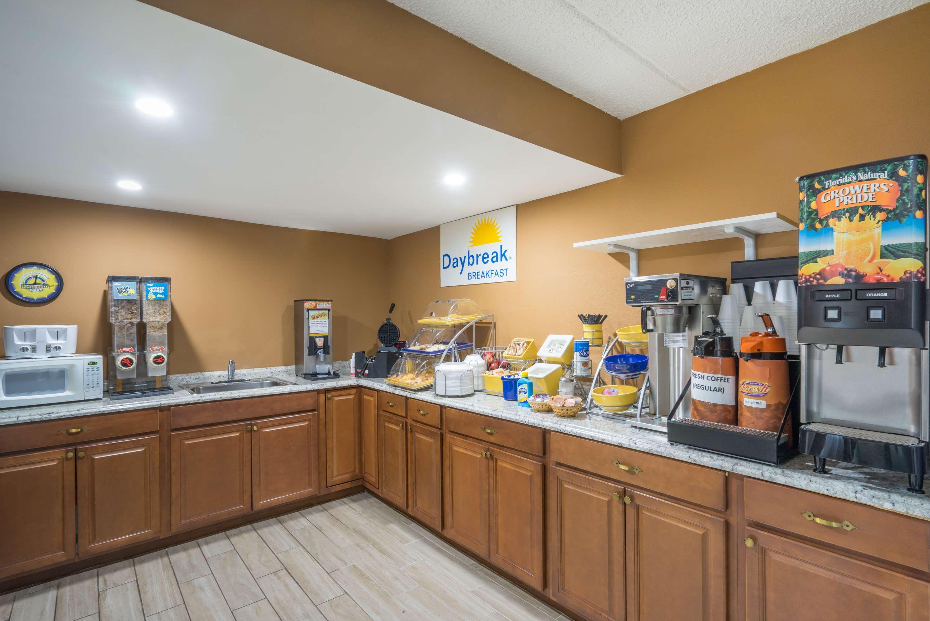 Days Inn By Wyndham Hurricane Mills Екстер'єр фото