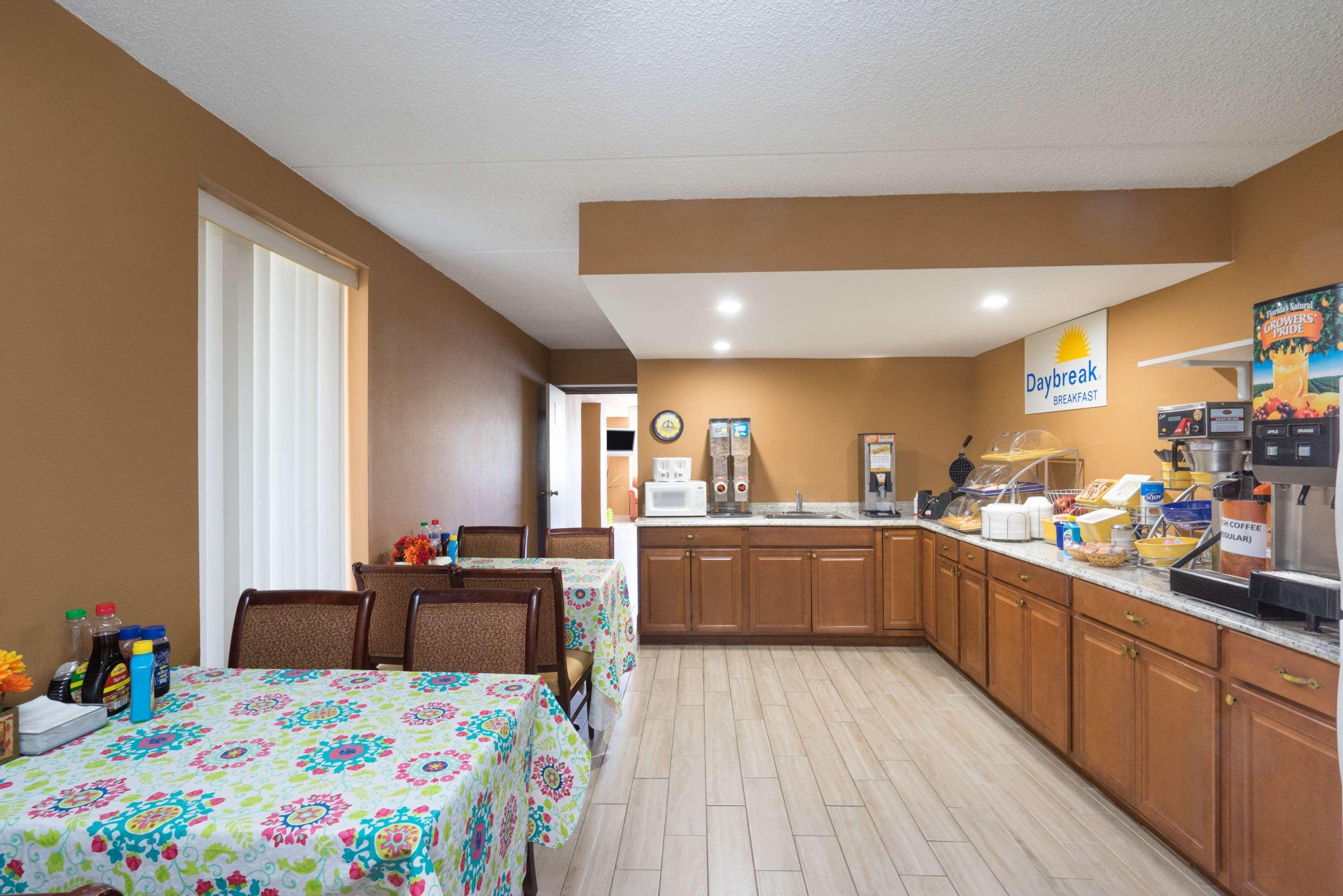 Days Inn By Wyndham Hurricane Mills Екстер'єр фото