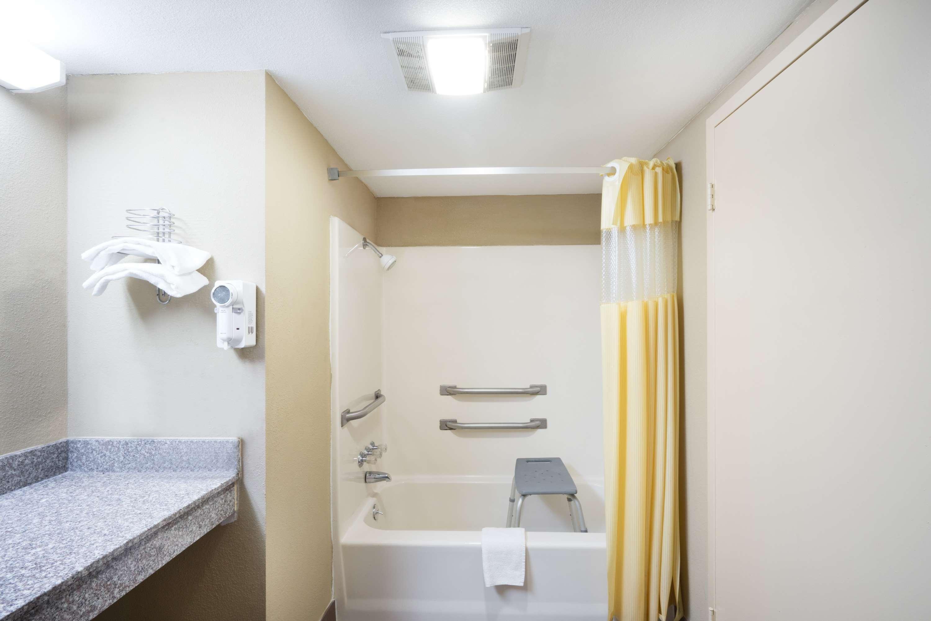 Days Inn By Wyndham Hurricane Mills Екстер'єр фото