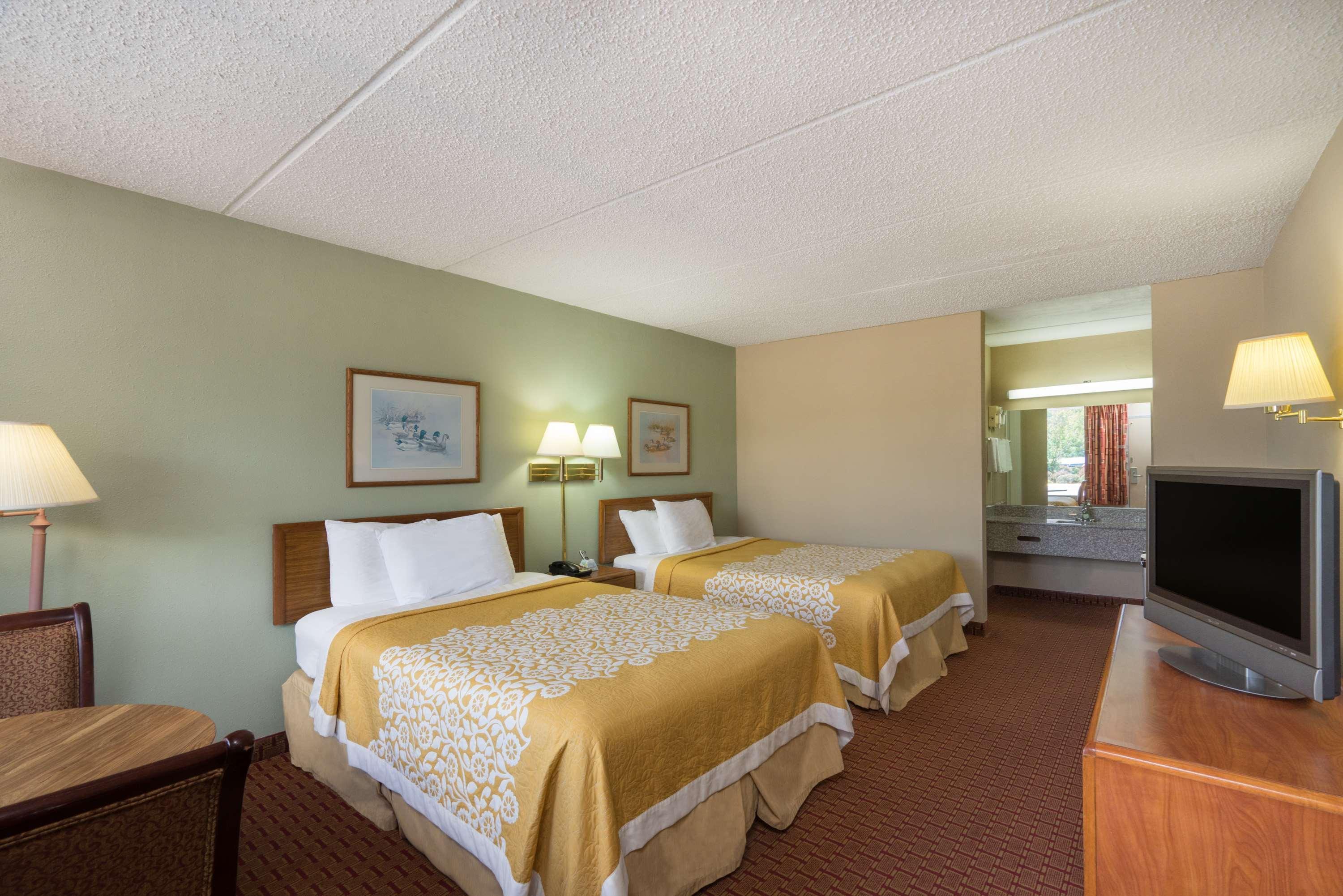Days Inn By Wyndham Hurricane Mills Екстер'єр фото