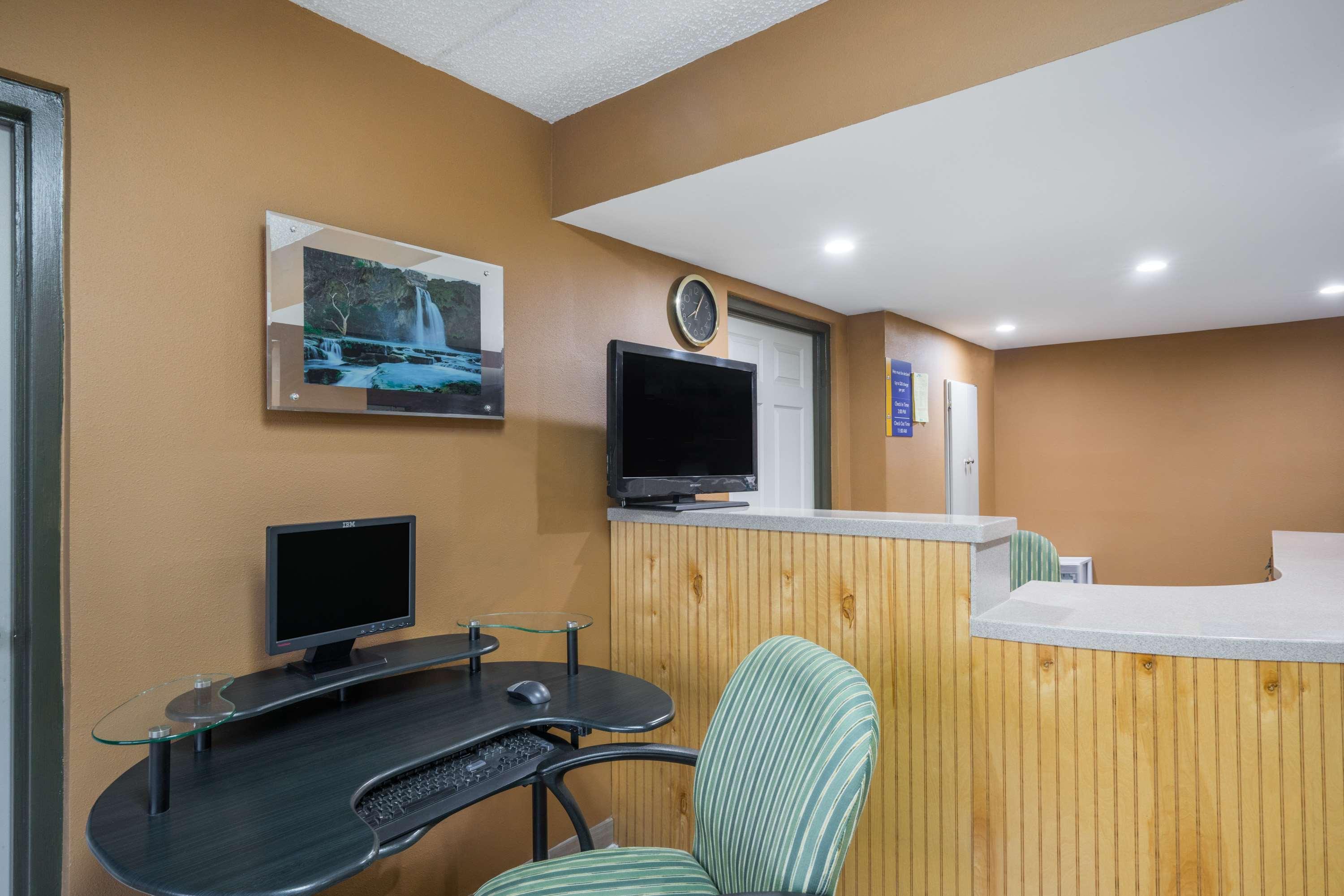 Days Inn By Wyndham Hurricane Mills Екстер'єр фото