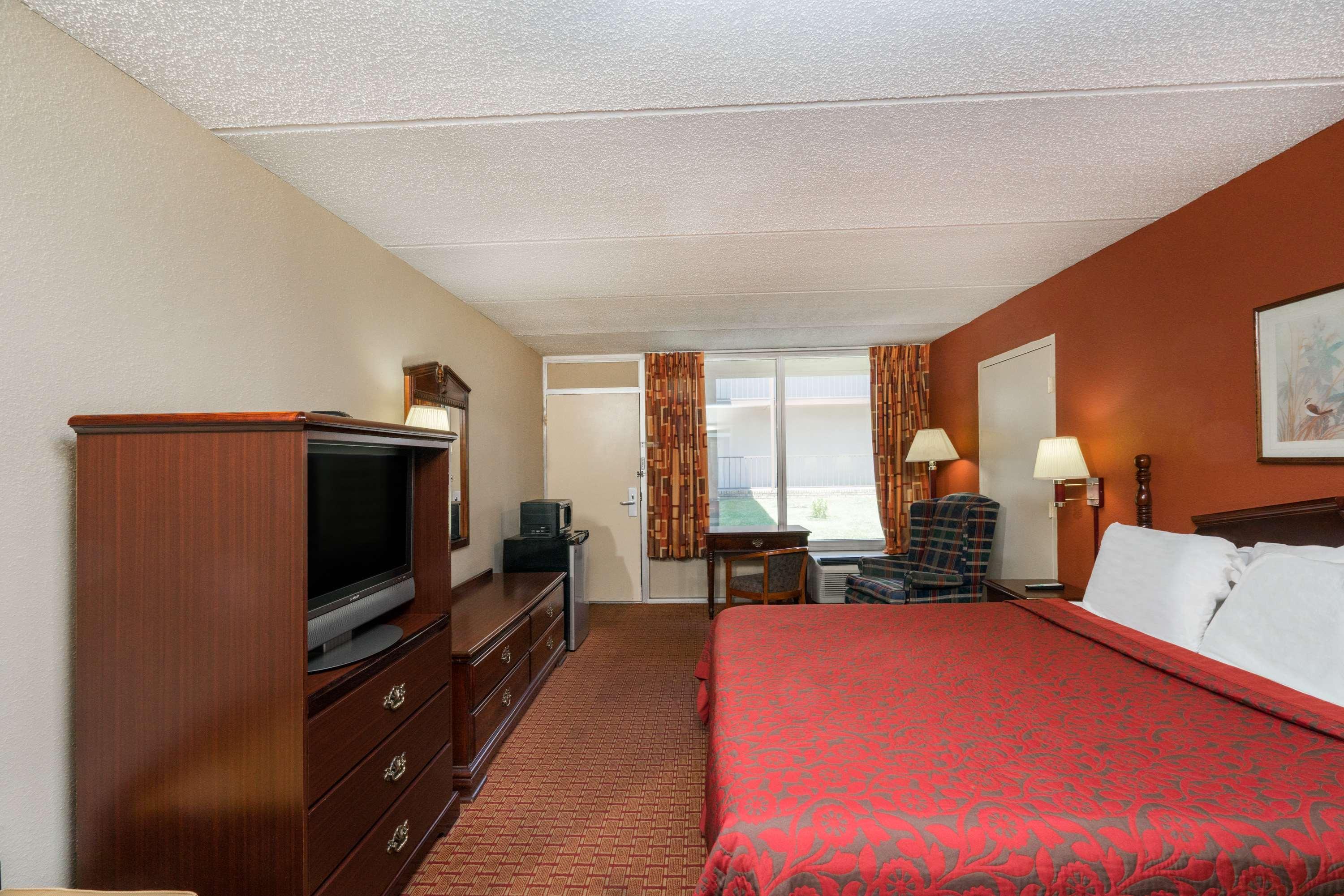 Days Inn By Wyndham Hurricane Mills Екстер'єр фото