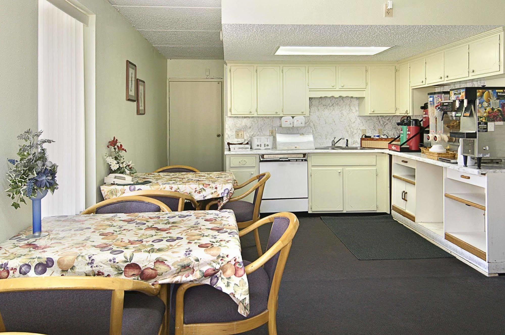 Days Inn By Wyndham Hurricane Mills Ресторан фото