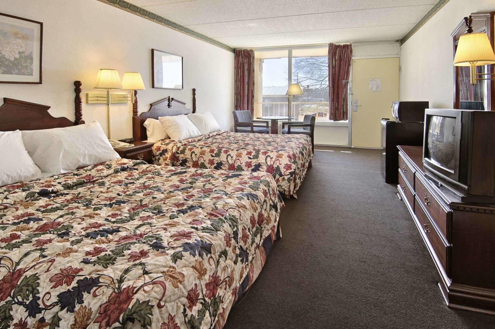 Days Inn By Wyndham Hurricane Mills Екстер'єр фото