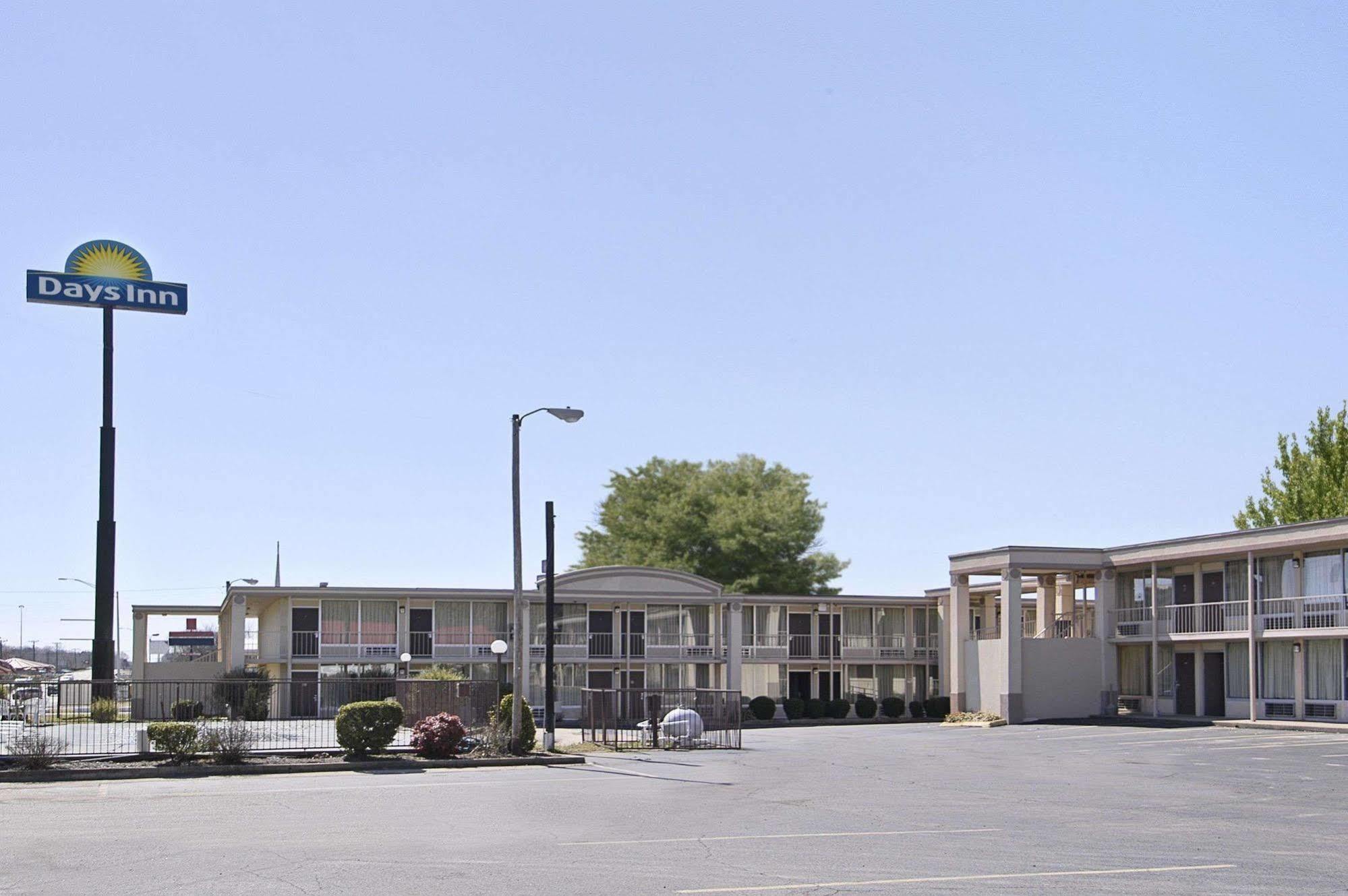 Days Inn By Wyndham Hurricane Mills Екстер'єр фото