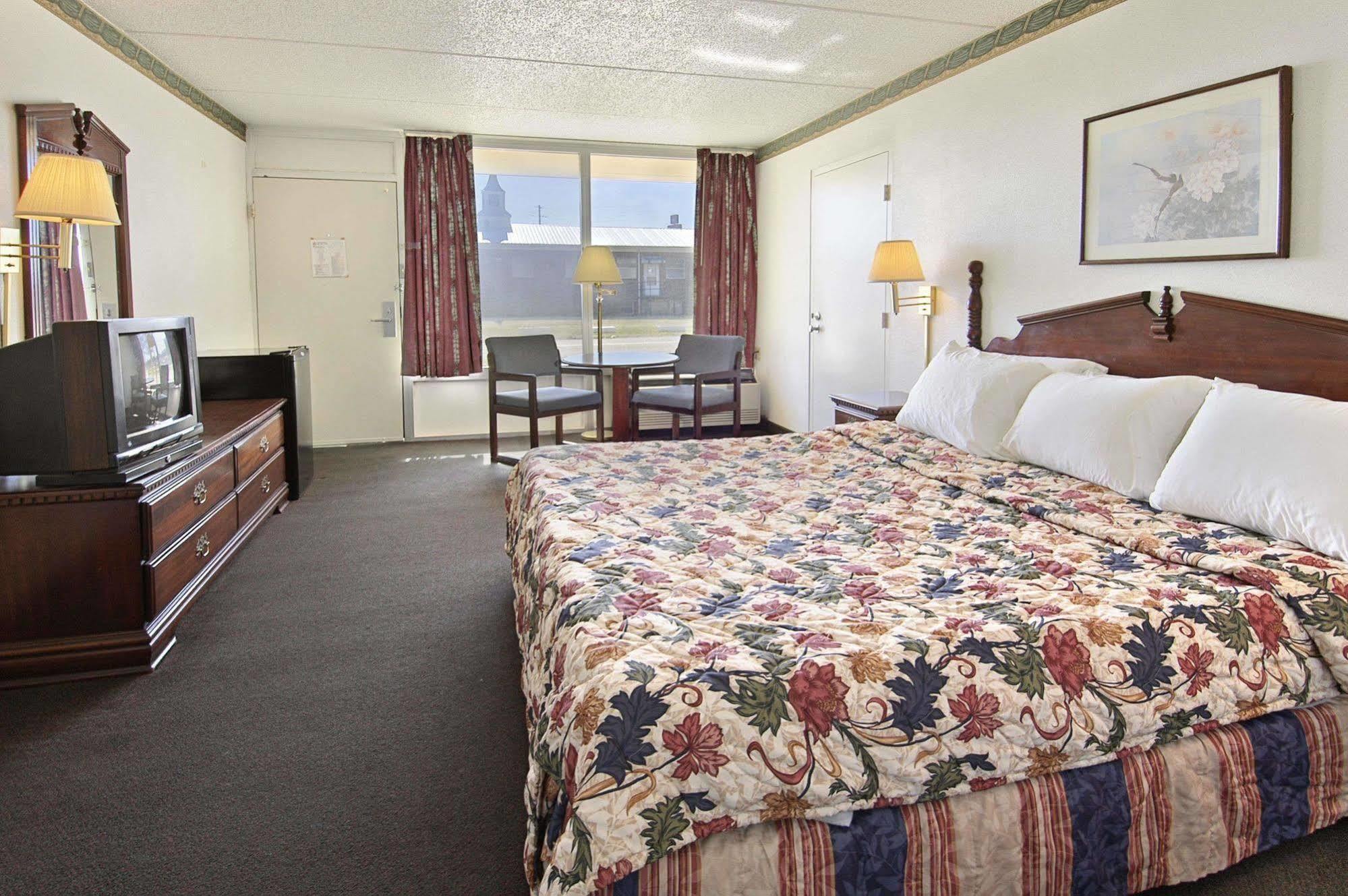 Days Inn By Wyndham Hurricane Mills Екстер'єр фото