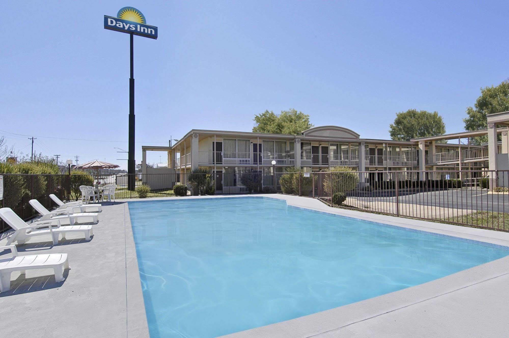 Days Inn By Wyndham Hurricane Mills Екстер'єр фото