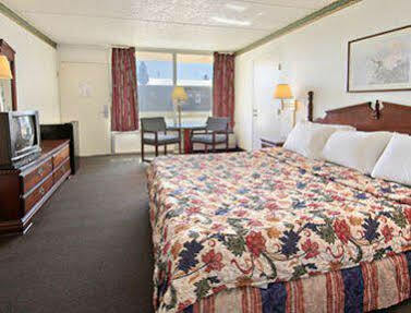 Days Inn By Wyndham Hurricane Mills Екстер'єр фото
